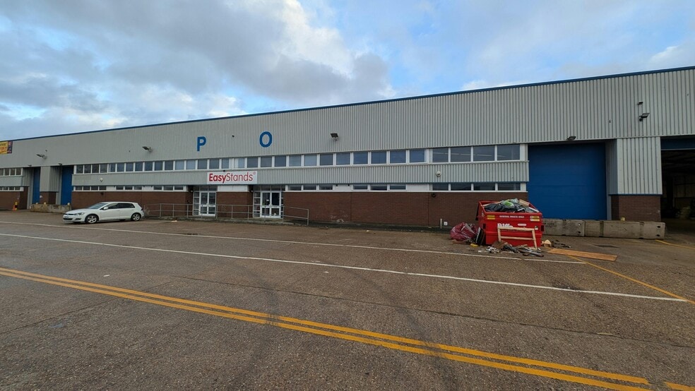 Brunel Rd, Totton to rent - Building Photo - Image 2 of 17