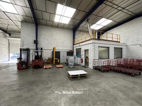 Light Industrial in Champagne-au-Mont-d'Or to rent Interior Photo- Image 2 of 2