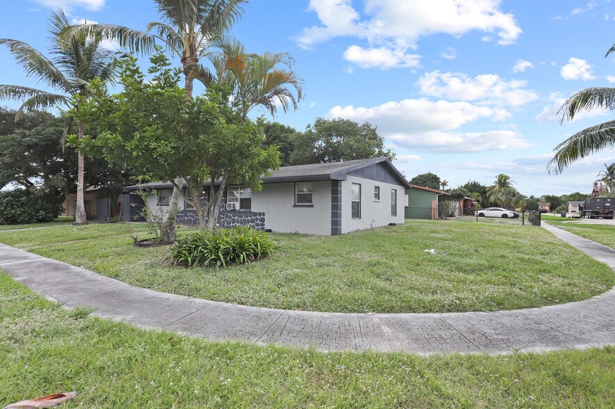 4824 Bimini Cir N, West Palm Beach, FL for sale - Primary Photo - Image 1 of 1