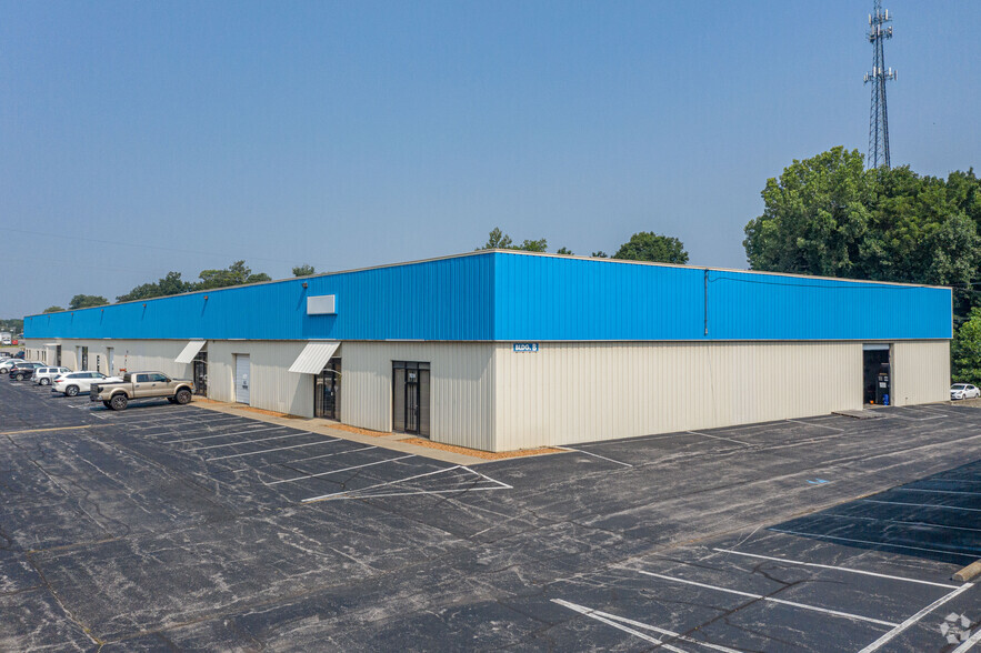 1850 Business Park Dr, Clarksville, TN for rent - Building Photo - Image 2 of 5