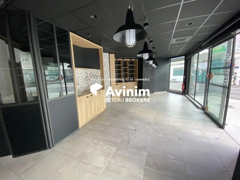 Retail in Grenoble for sale - Interior Photo - Image 2 of 8