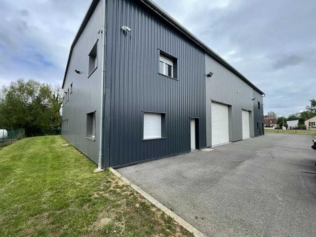 Location Entrepôt 330 m² - Photo 1