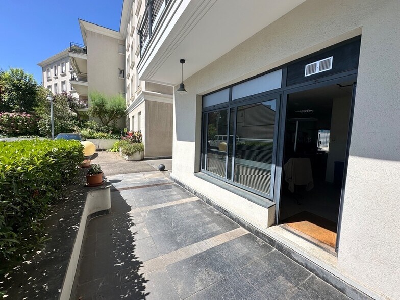 Retail in Bron to rent - Building Photo - Image 2 of 3