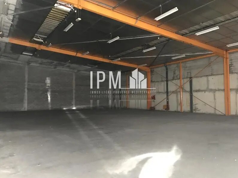Location Entrepôt 700 m² - Photo 1