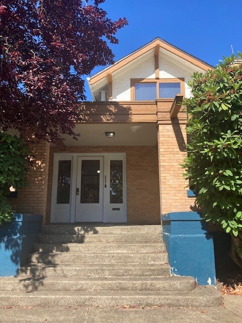 1010 Esther St, Vancouver, WA to rent Interior Photo- Image 1 of 3