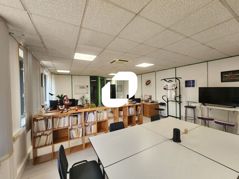 Office in Saint-Germain-en-Laye to rent Building Photo- Image 1 of 8