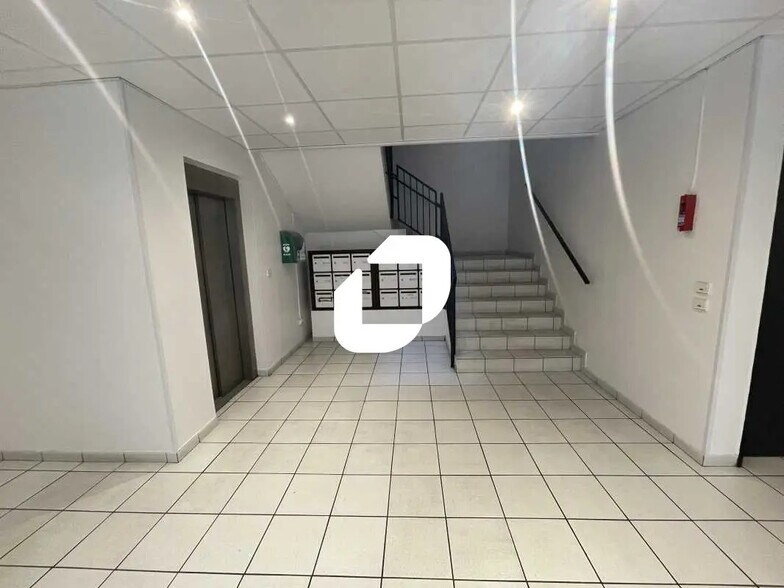 Office in Villejust to rent - Lobby - Image 2 of 10