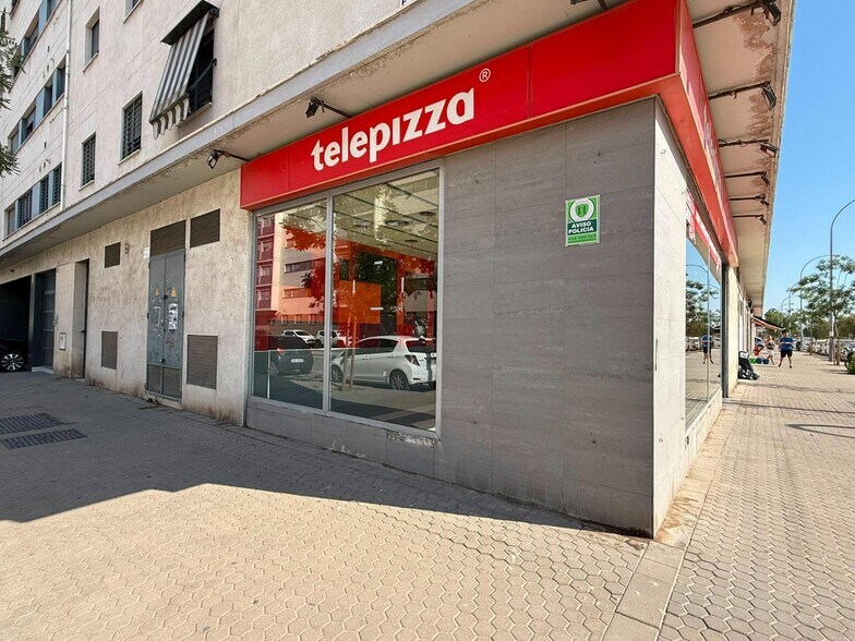 Retail in Seville, Sevilla to rent - Building Photo - Image 3 of 22