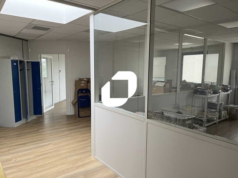 Office in Bron to rent - Interior Photo - Image 3 of 5