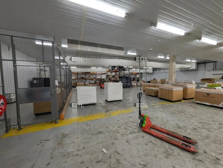 Industrial in Orly to rent - Interior Photo - Image 3 of 17