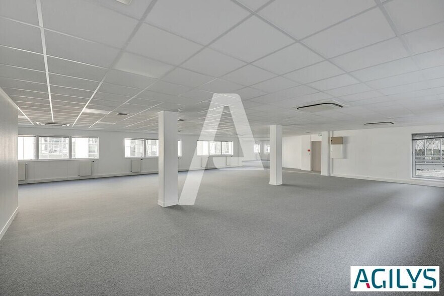 2-12 Rue Du Chemin Des Femmes, Massy to rent - Building Photo - Image 3 of 6