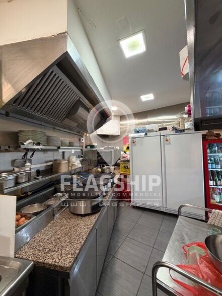 Retail in Paris to rent - Interior Photo - Image 2 of 3
