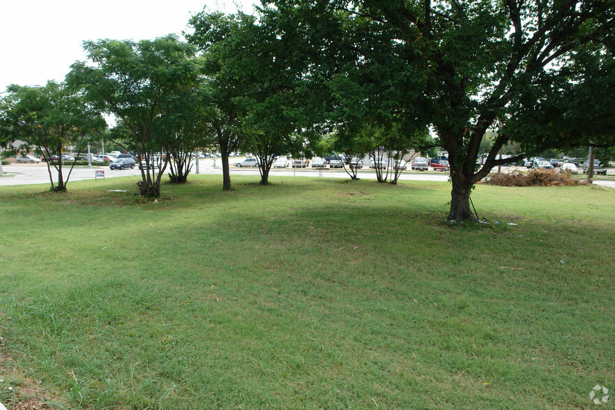 404 W Avenue B, Garland, TX for sale - Primary Photo - Image 1 of 2