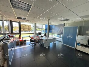 Office in Venelles to rent Interior Photo- Image 1 of 10