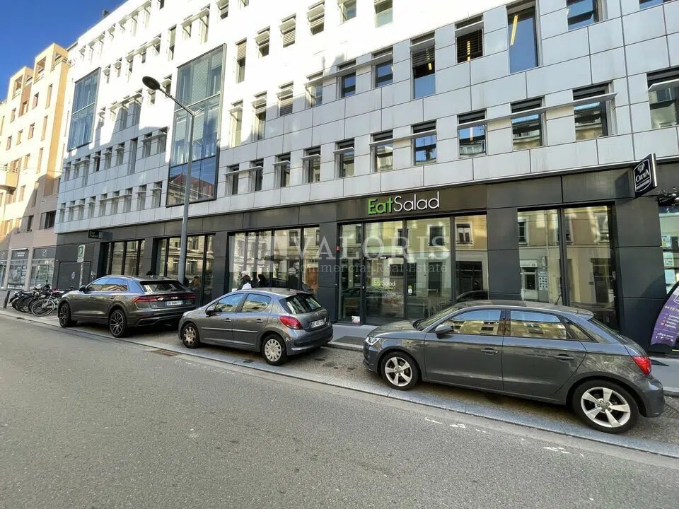 Location Commerce 193 m² à 294 m² - Photo 1