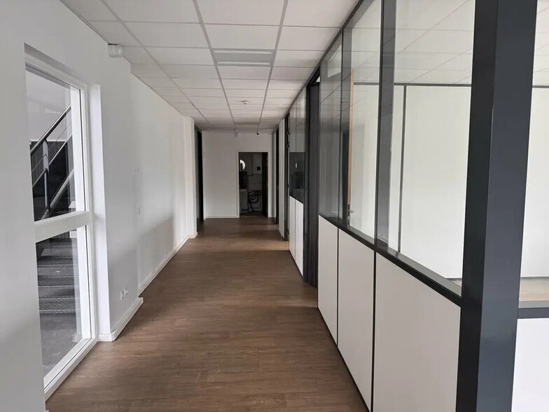 10 E Rue Jacquard, Chassieu to rent - Interior Photo - Image 3 of 7