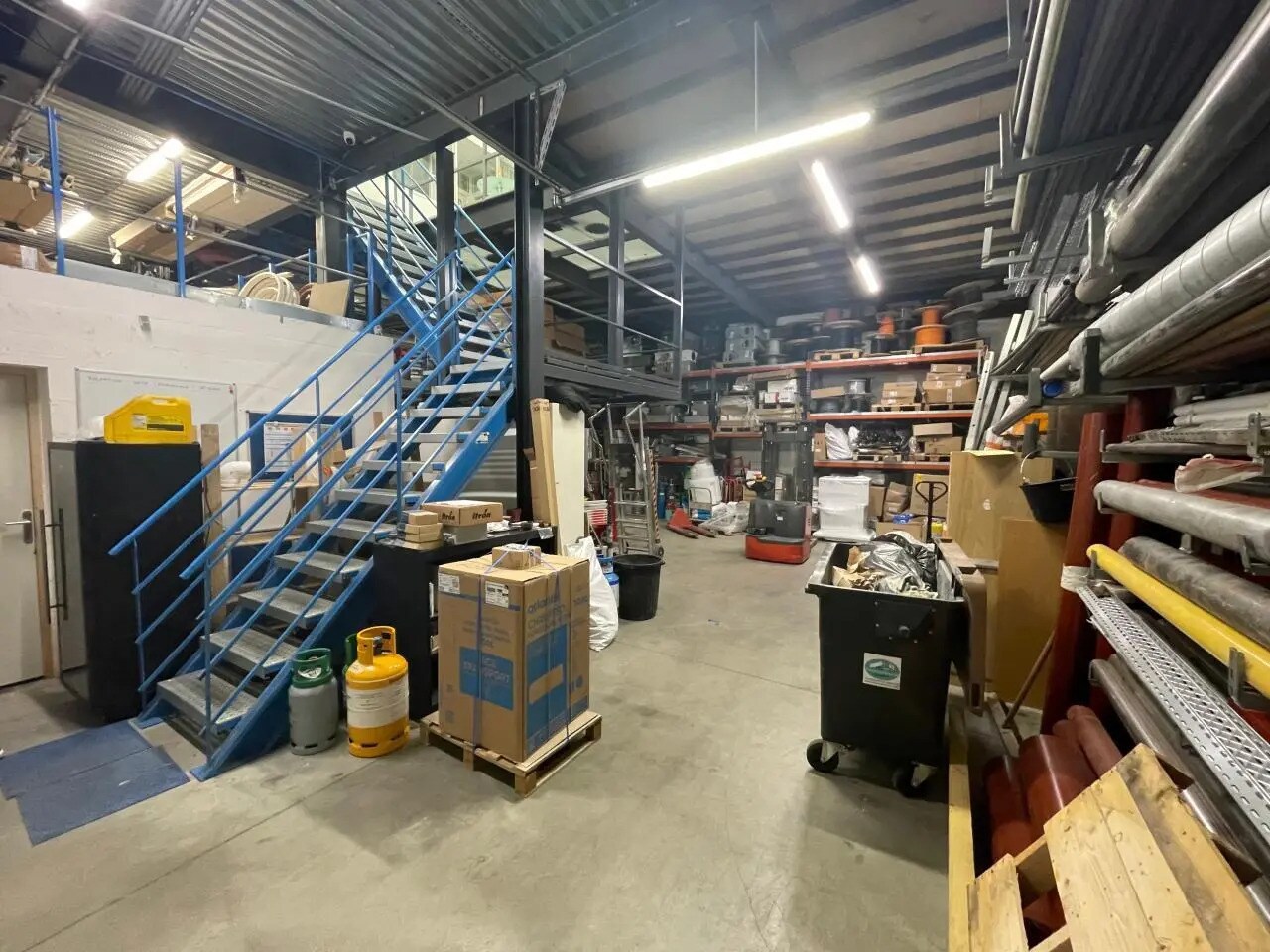 Light Industrial in SAINT-OUEN-L'AUMONE to rent Interior Photo- Image 1 of 14