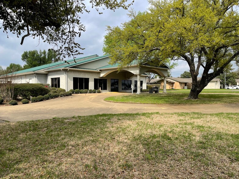 1122 E Loop 304, Crockett, TX for sale - Building Photo - Image 1 of 1