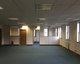 96-110 Luton Rd, Harpenden to rent Interior Photo- Image 2 of 2