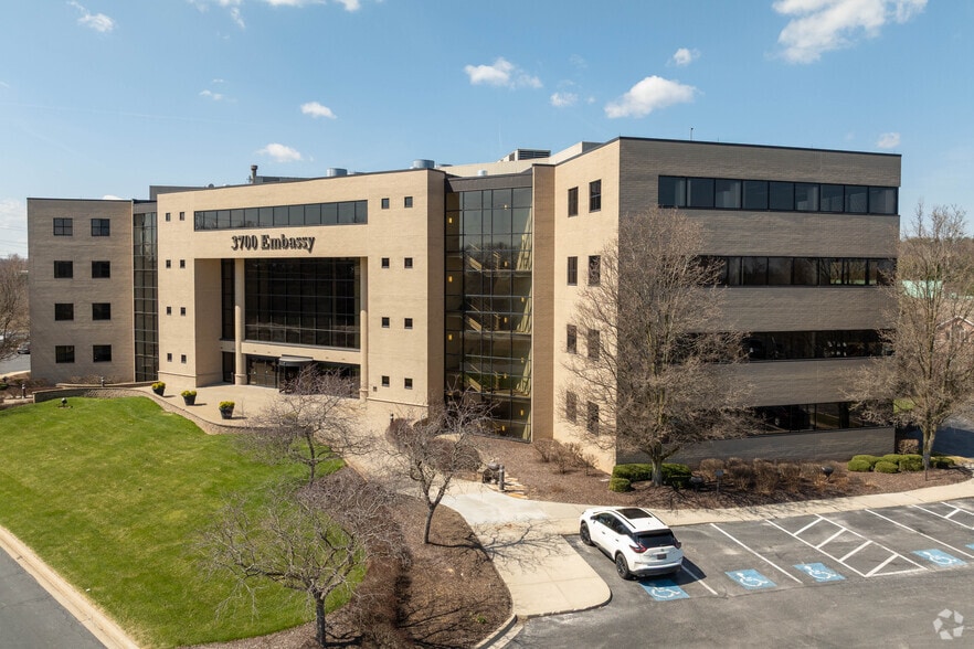 3700 Embassy Pky, Akron, OH to rent - Primary Photo - Image 1 of 7