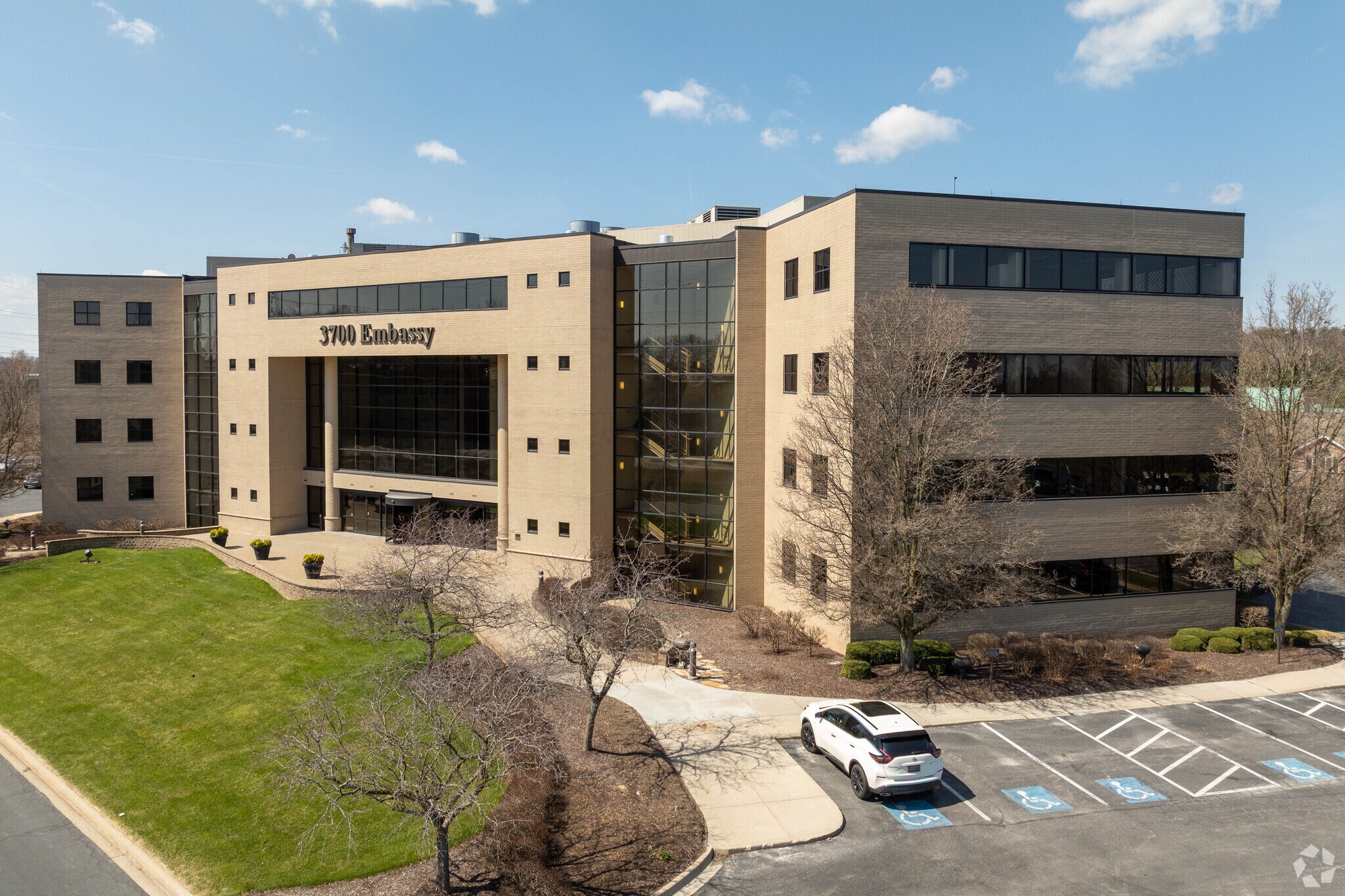 3700 Embassy Pky, Akron, OH to rent Primary Photo- Image 1 of 8