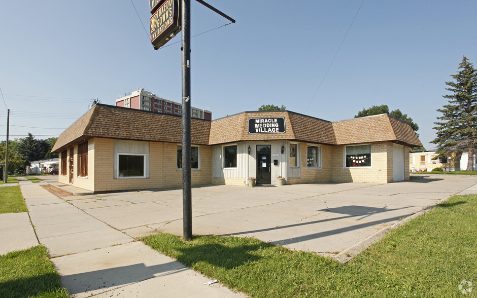 21745 W Warren Ave, Dearborn Heights, MI for sale - Primary Photo - Image 1 of 1