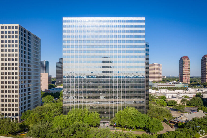 1900 West Loop S, Houston, TX for rent - Building Photo - Image 2 of 16