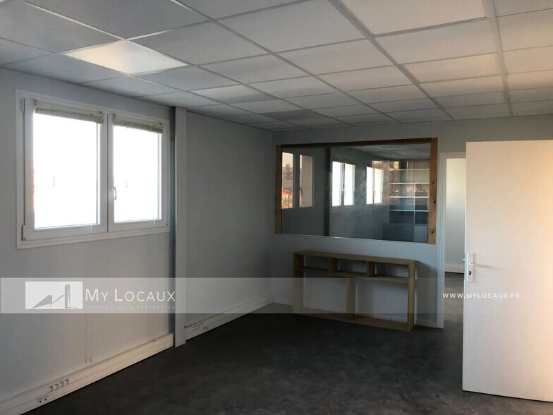 Industrial in Stains to rent - Interior Photo - Image 2 of 5