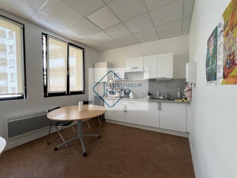 Office in Paris for sale - Interior Photo - Image 2 of 26