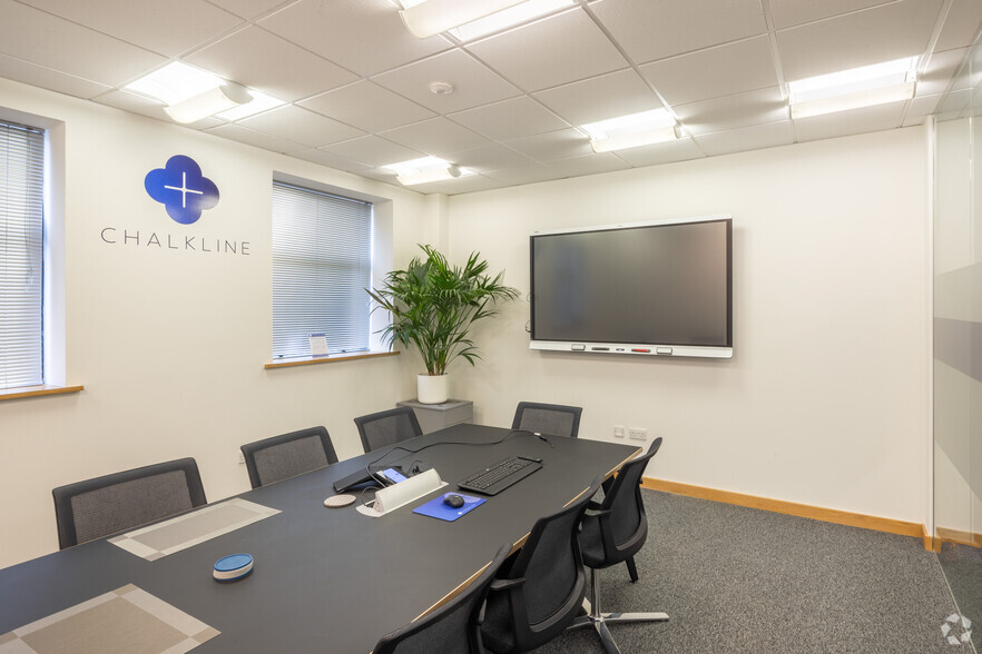 Stirling Way, Borehamwood to rent - Interior Photo - Image 3 of 13