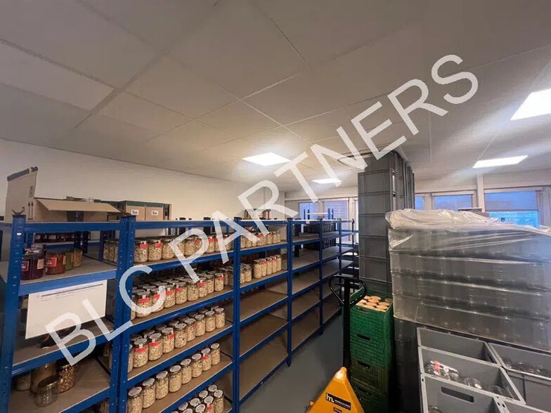 Light Industrial in Paris to rent - Interior Photo - Image 3 of 8