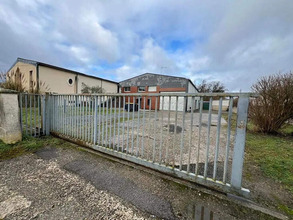 Location Local d'activités 380 m² - Photo 1