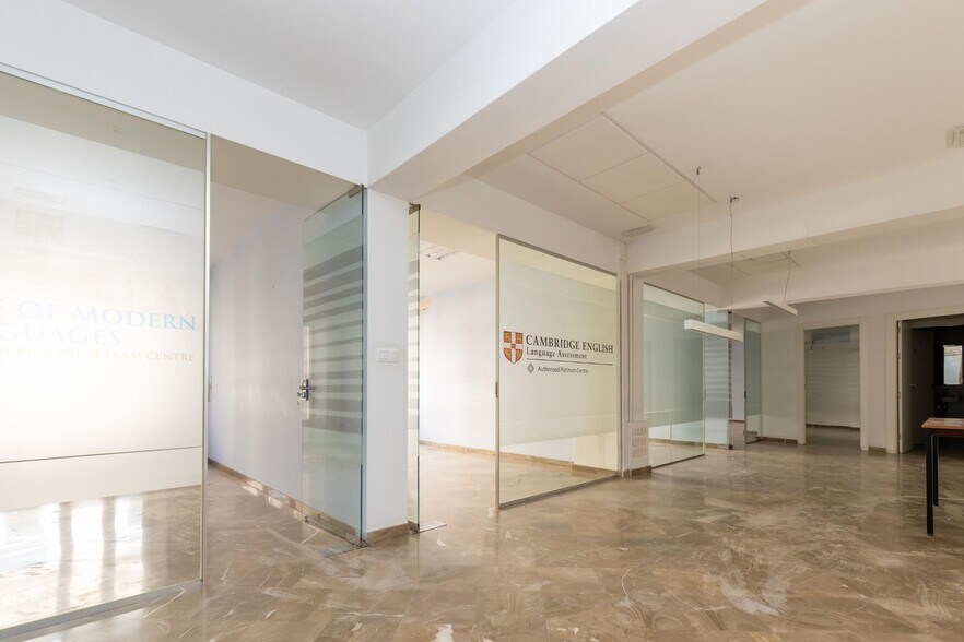 Office in Granada, Granada to rent - Interior Photo - Image 2 of 32