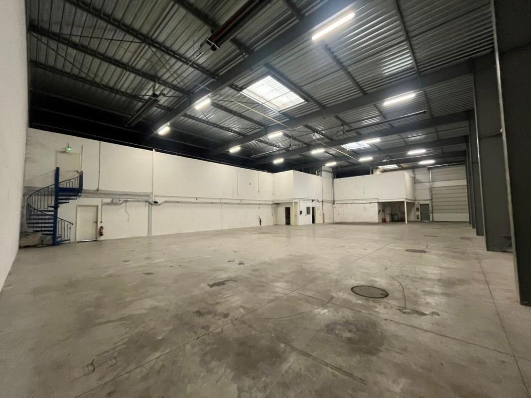 Light Industrial in MASSY to rent Interior Photo- Image 1 of 7