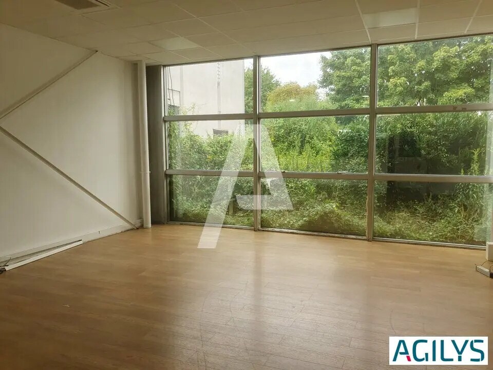 Light Industrial in Champigny-sur-Marne to rent Interior Photo- Image 1 of 11