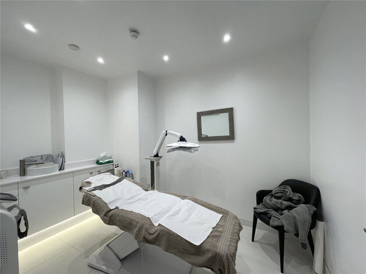 73 Victoria Av, Southend-On-Sea, ESS SS2 6FP - Unit 3 -  - Interior Photo - Image 2 of 4