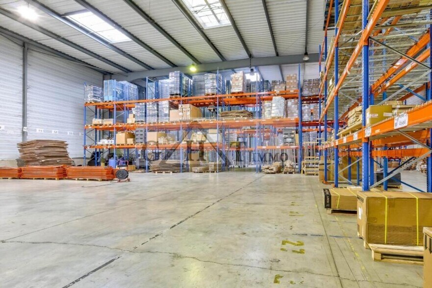 Industrial in Saint-Thibault-des-Vignes to rent - Building Photo - Image 1 of 2