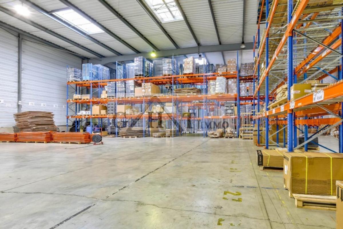 Industrial in Saint-Thibault-des-Vignes to rent Building Photo- Image 1 of 3