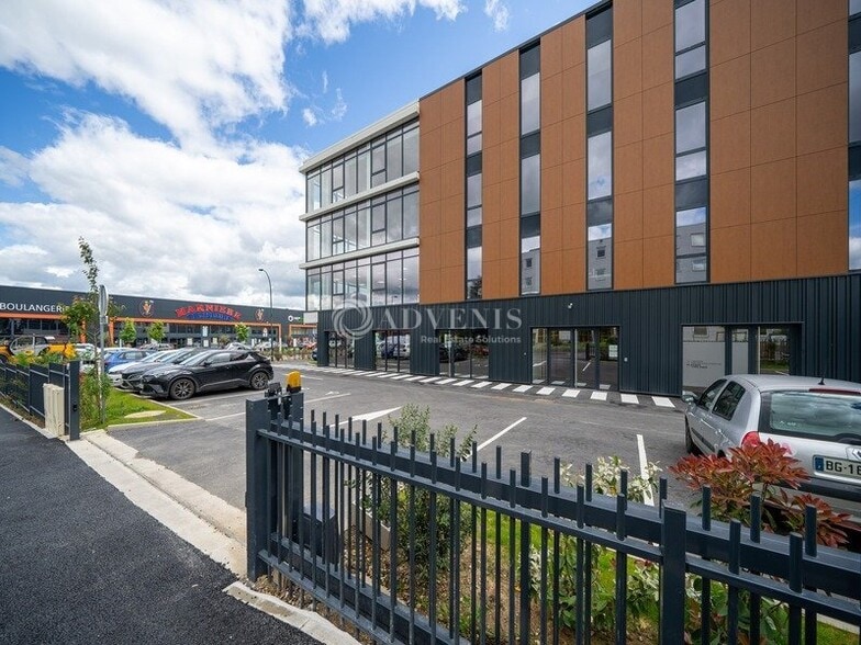 Rue Des Frères Lumière, Plaisir to rent - Building Photo - Image 2 of 11