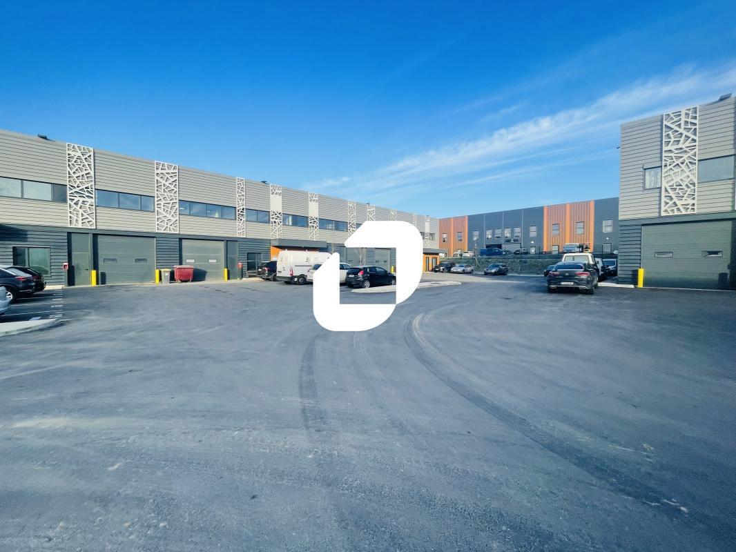 Light Industrial in Courtry to rent Building Photo- Image 1 of 5