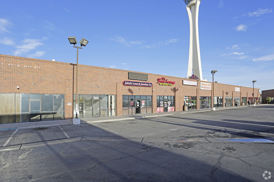 2200-2234 Paradise Rd, Las Vegas, NV for rent - Building Photo - Image 2 of 6