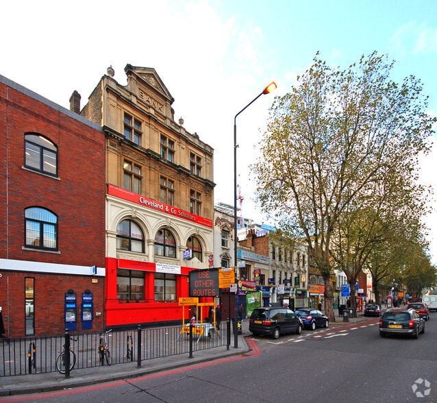 234-236 Whitechapel Rd, London to rent - Building Photo - Image 2 of 4