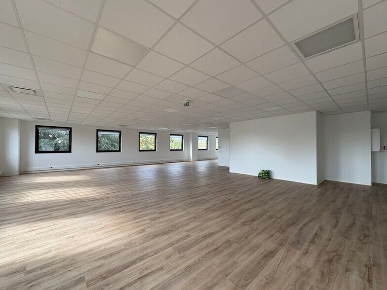 1 Rue Des Vergers, Limonest to rent - Building Photo - Image 3 of 39