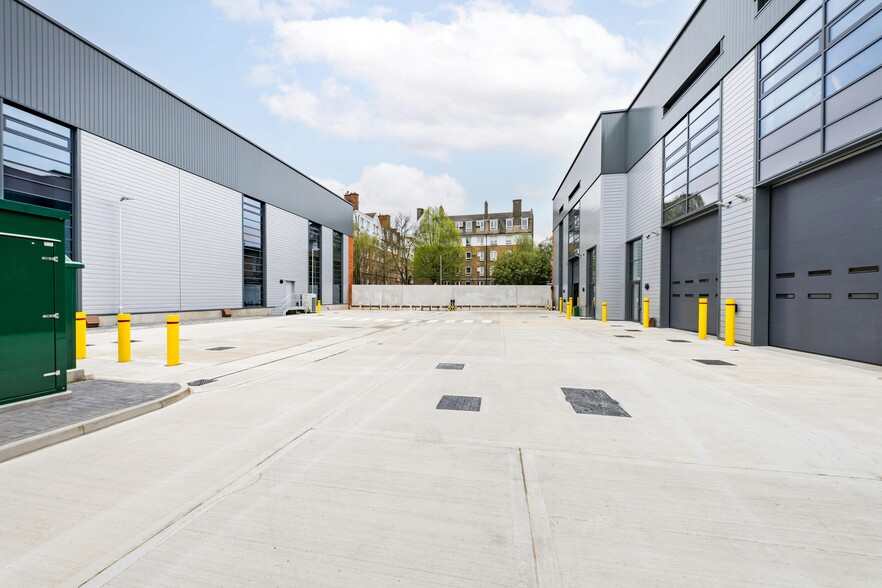 146-156 Brixton Hl, London to rent - Building Photo - Image 3 of 8