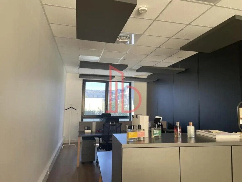 Office in Bordeaux to rent - Interior Photo - Image 2 of 9