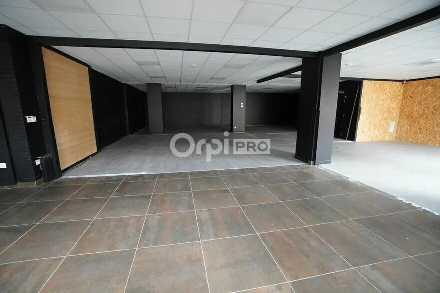 Retail in Dijon to rent - Building Photo - Image 1 of 5