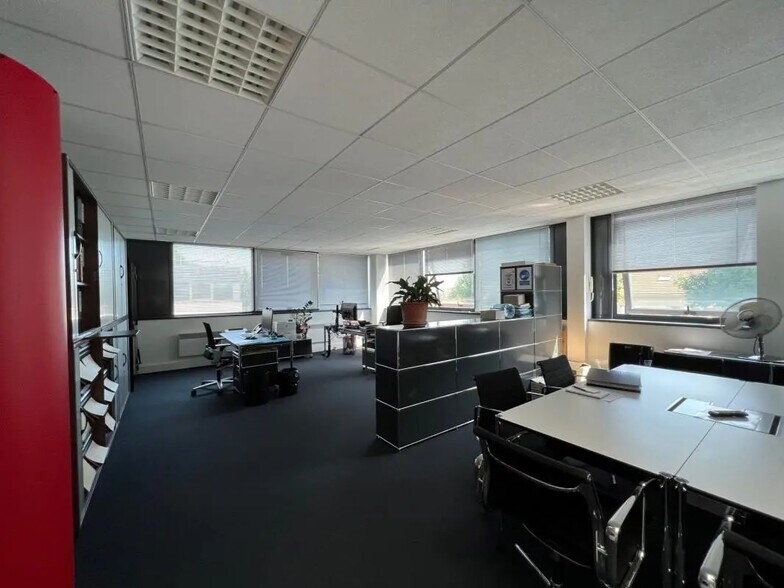 10 Rue Gustave Eiffel, Goussainville to rent - Interior Photo - Image 3 of 5