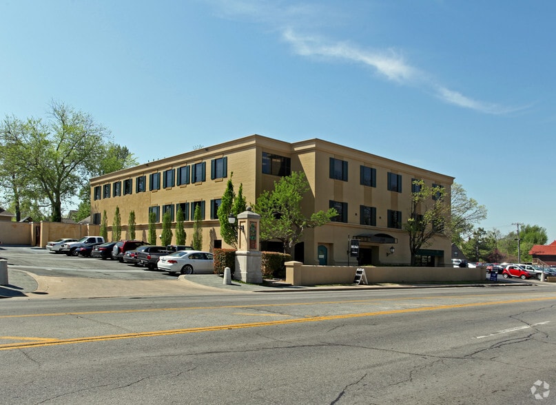 1560 E 21st St, Tulsa, OK for rent - Building Photo - Image 1 of 2