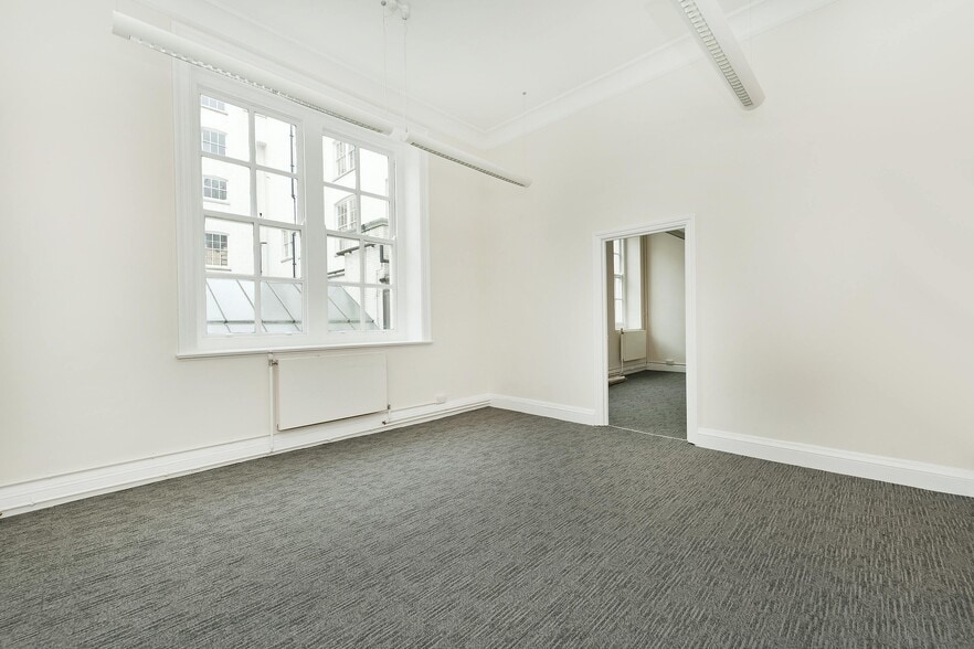 162-168 Regent St, London to rent - Building Photo - Image 2 of 32