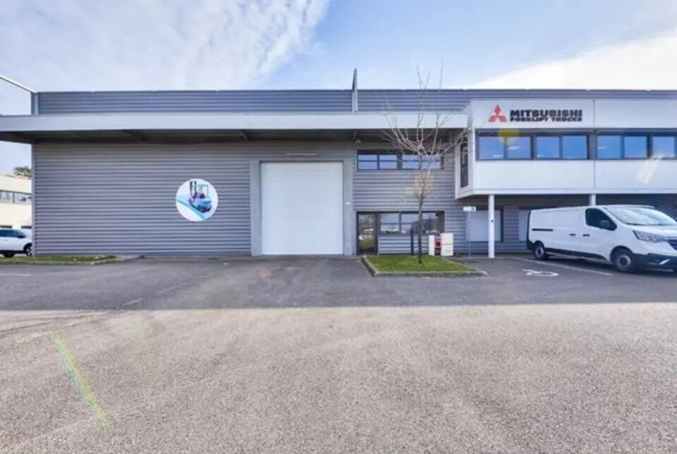 Light Industrial in Saint-Priest to rent Building Photo- Image 1 of 16
